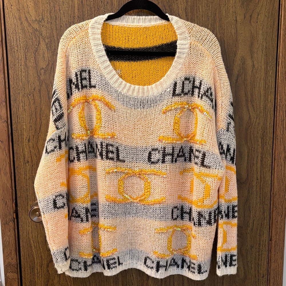 Chic Designer Logo Sweater in Cream and Yellow